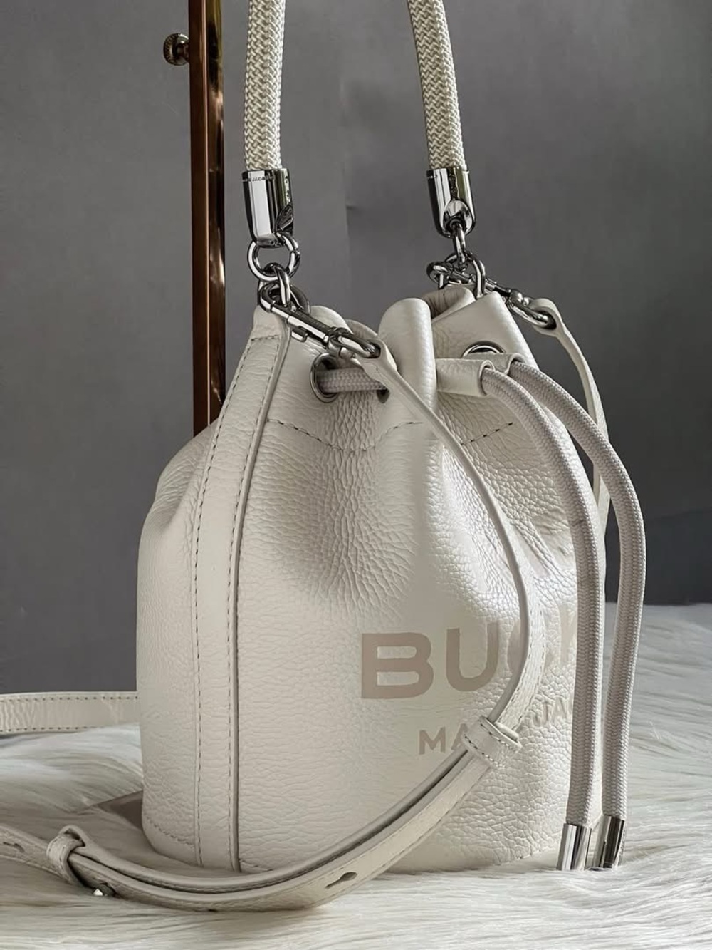H652L01PF22 - Marc Jacobs The Leather Bucket Bag - Picture 2 of 16